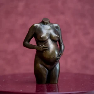 Zwangerschapsbeeld gegoten brons zwarte patina