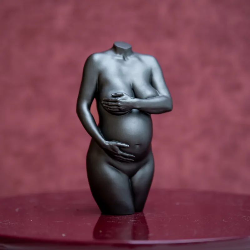 Zwangerschapsbeeldje in lak metalic grijs