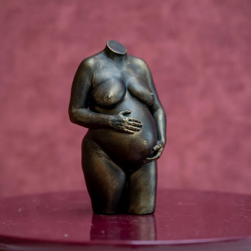 Zwangerschapsbeeldje in lak oud brons